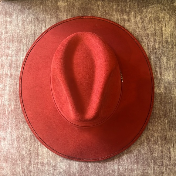 Red flat-brim fedora with eagle pin - Picture 2 of 4